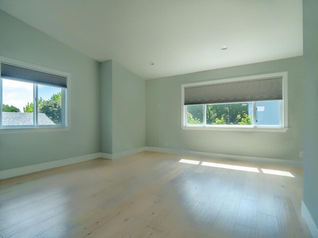 Building Photo - 1435 Edgehill Dr