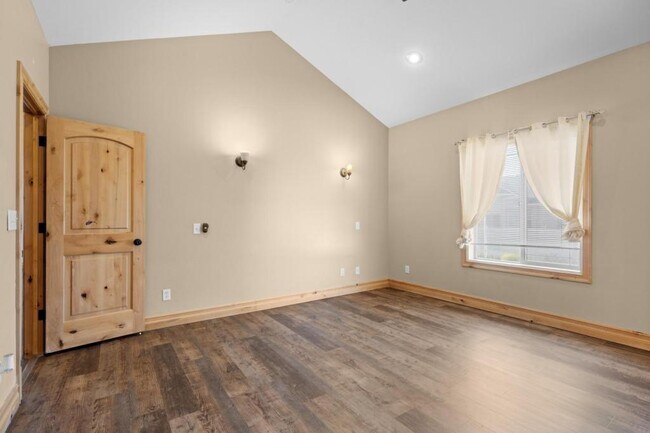 Building Photo - 2612 Eastview Dr