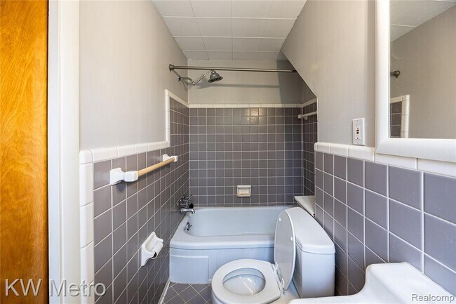 Building Photo - 1316 Lyons Ave