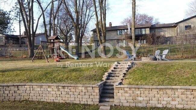 Building Photo - 5 Bedroom 3 Bathroom Single Family Home in Burnsville