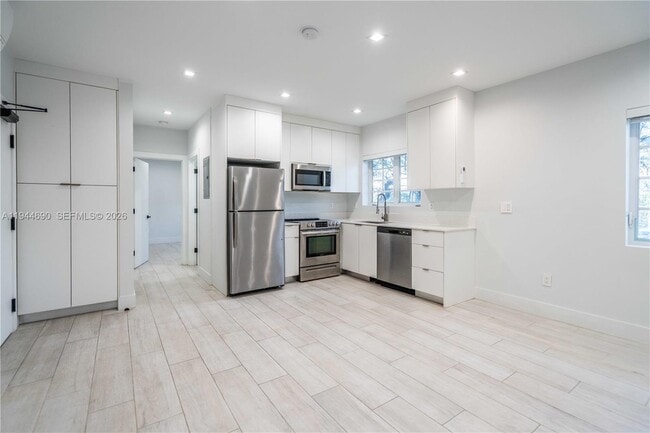 Building Photo - 960 Jefferson Ave