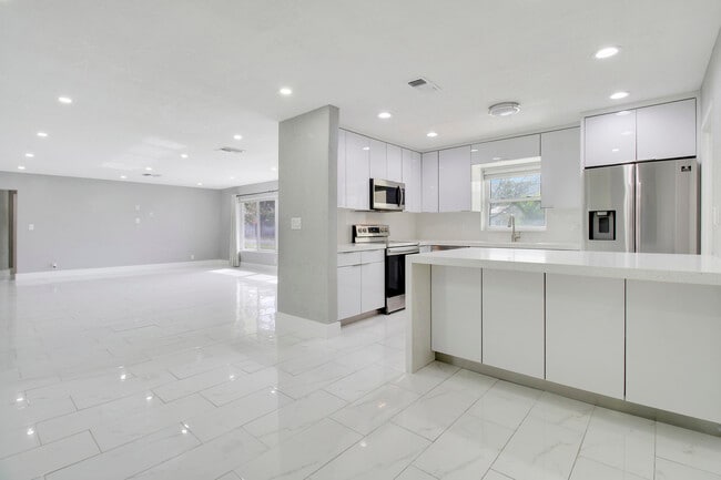 Building Photo - 1231 SW 32nd St