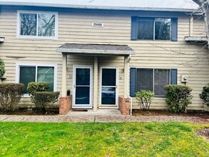 Building Photo - Wonderful Wilsonville Townhouse