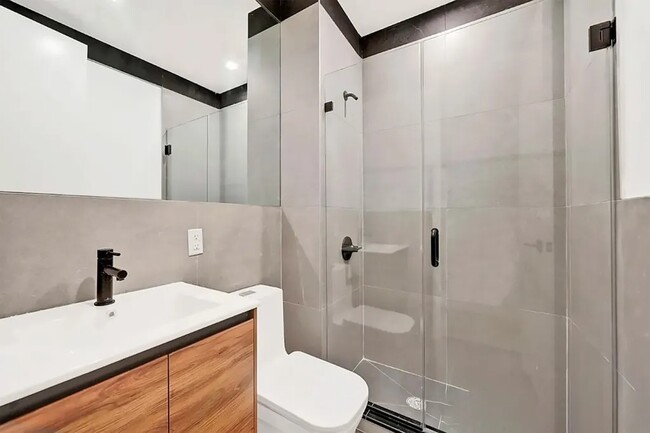 Building Photo - Private Bedroom in a 4 bedroom / 1,5 bathr...