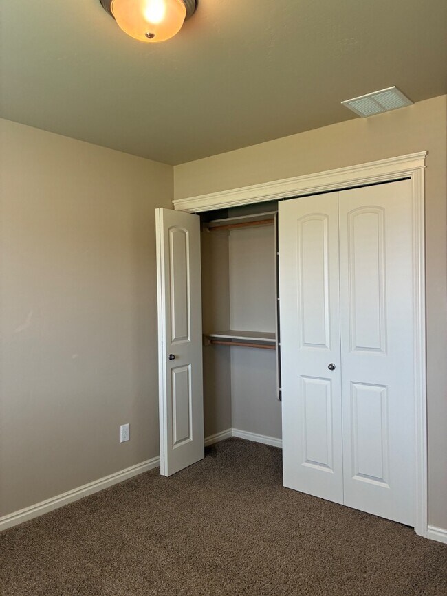 Building Photo - 234 Greenbrier Dr