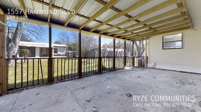 Building Photo - Beautiful Pool Home - Fenced in Yard - Sty...