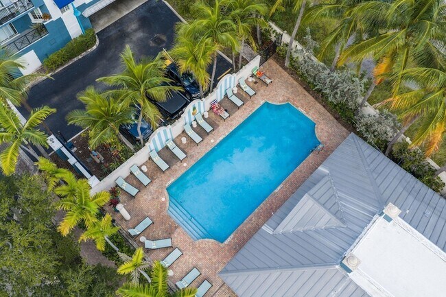 Building Photo - 250 NE 3rd Ave