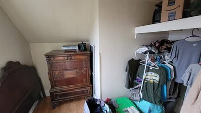 Building Photo - 617 E 8th St