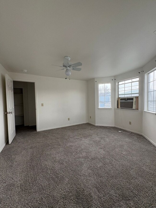 Building Photo - Cute newly remodeled townhouse