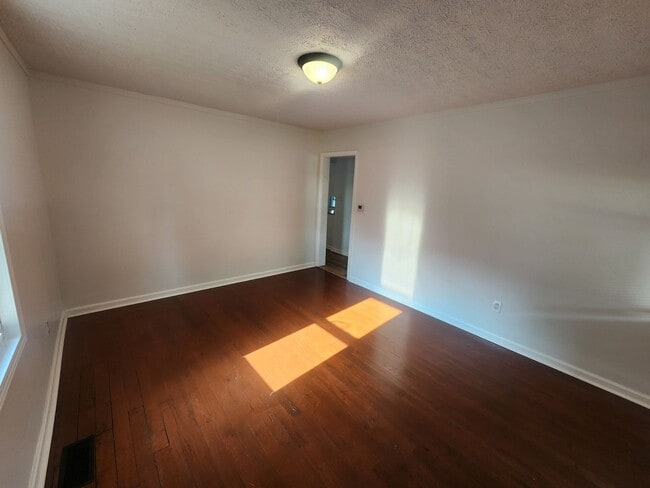 Building Photo - Bright adorable home with lots of updates ...