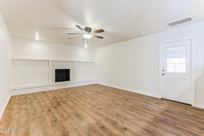 Building Photo - 1335 E Ellis Cir