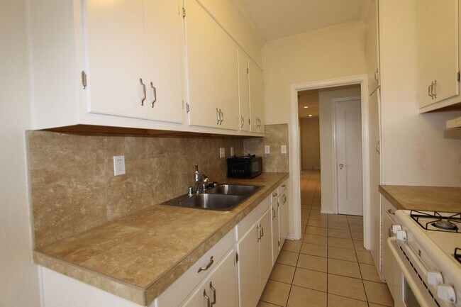 Building Photo - Gorgeous 2 bedroom 1 bathroom downstairs apartment available May 1, 2026 with a MOVE IN SPECIAL