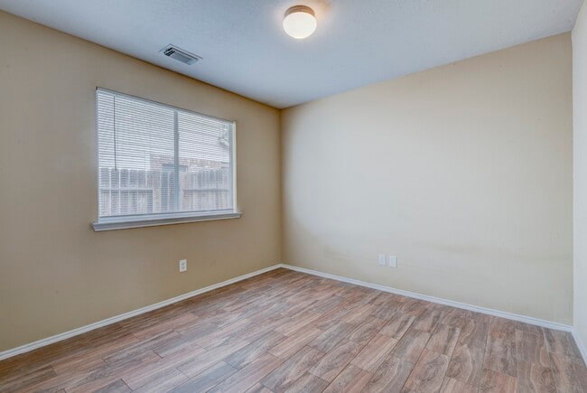 Building Photo - 1402 Sycamore Leaf Way