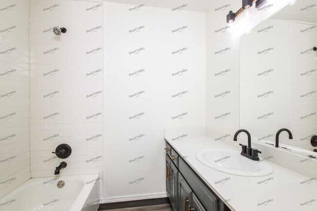 Building Photo - 407 W 35th Pl