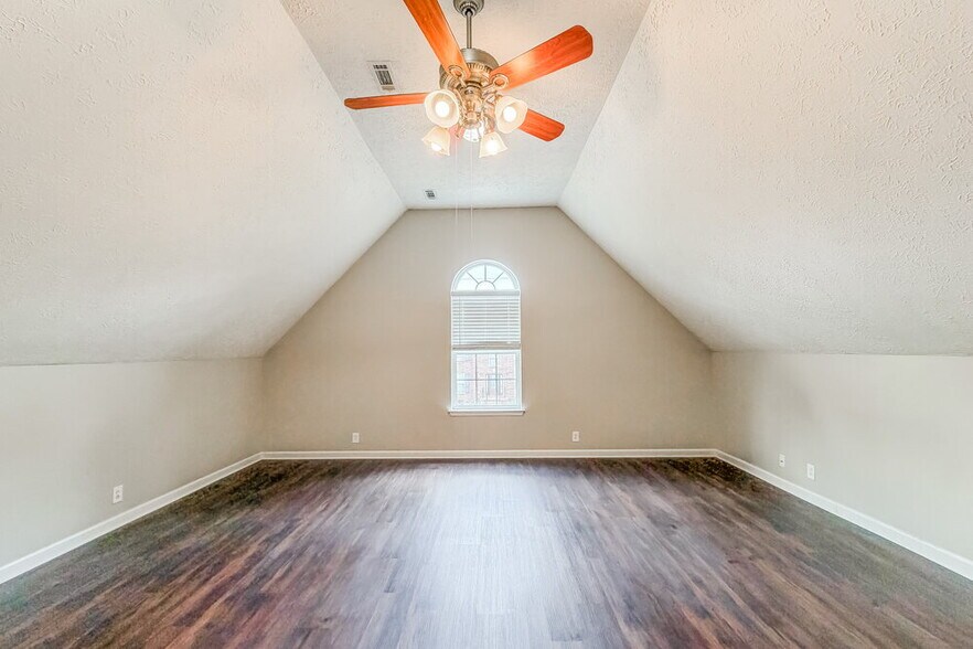 Building Photo - 2816 Windcrest Tr