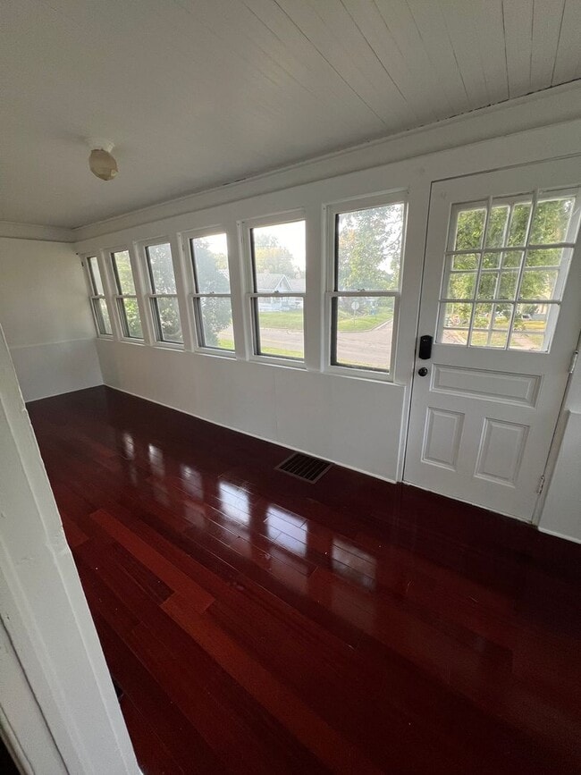 Building Photo - Two Bedroom One Bathroom Available in Batt...