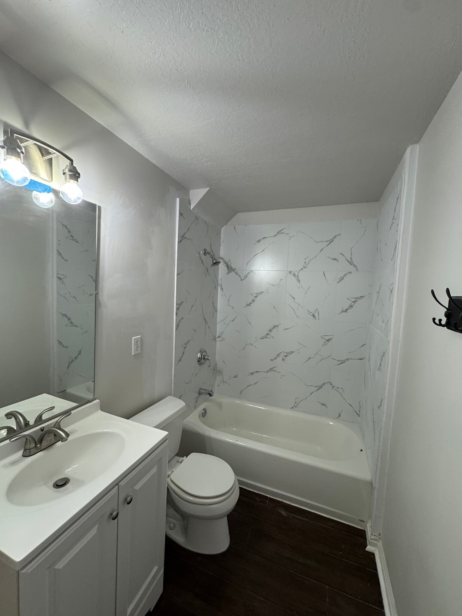 Full Bath - 6672 W Valley Oak Dr