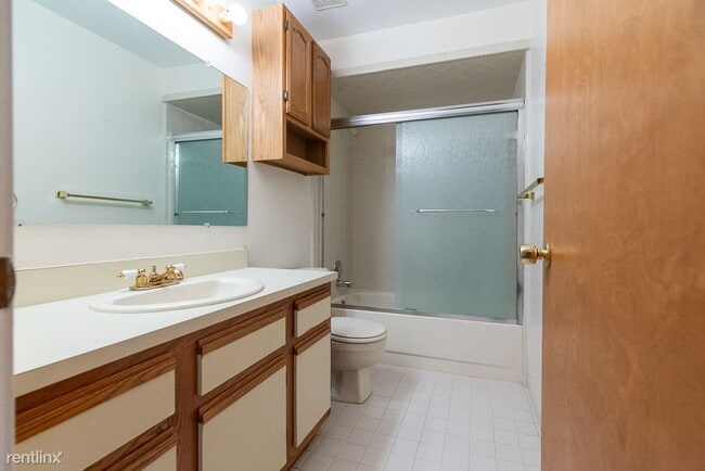 Building Photo - 2 br, 1 bath  - 30506 Oakridge Manor Dr