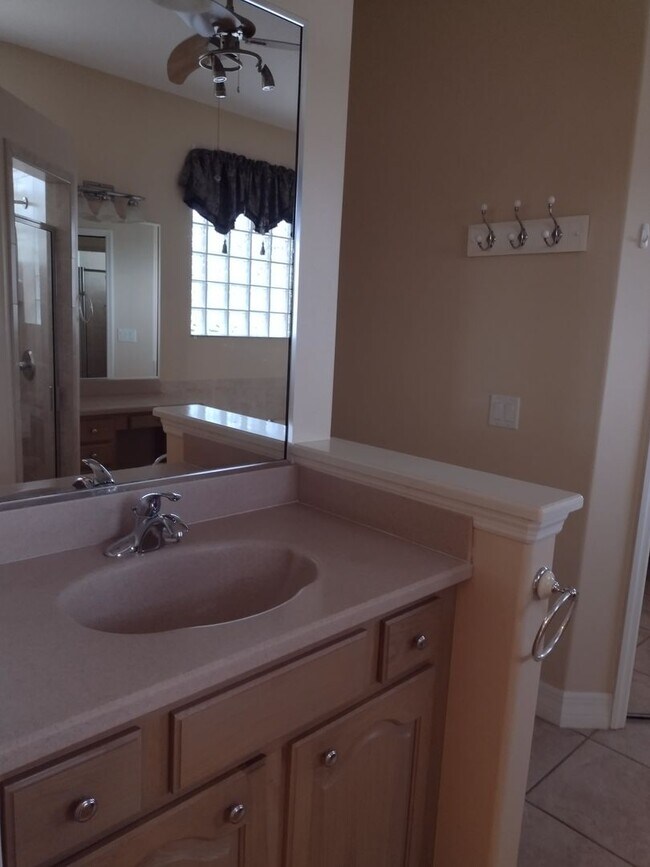 Building Photo - 592 Dowling Cir
