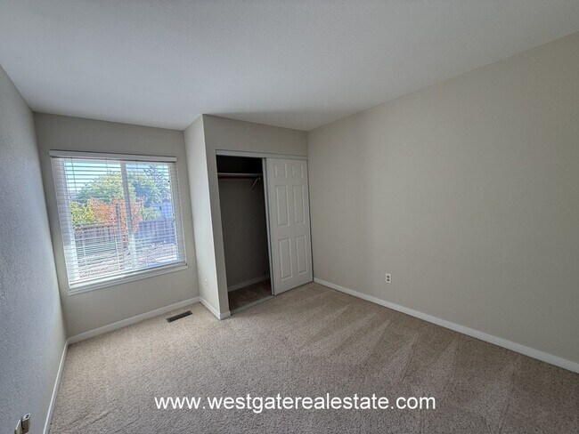Building Photo - Lovely southeast Petaluma single level 3 b...