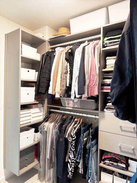 Building Photo - 164 Agustin Narvaez St