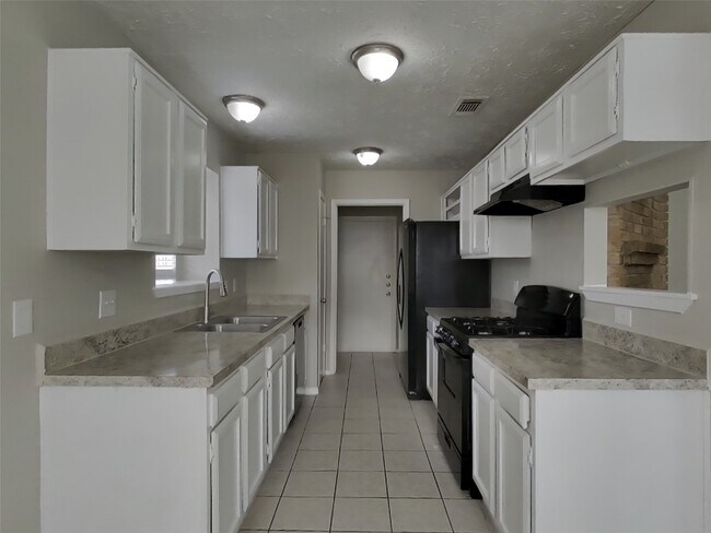 Building Photo - 2802 N Spring Dr