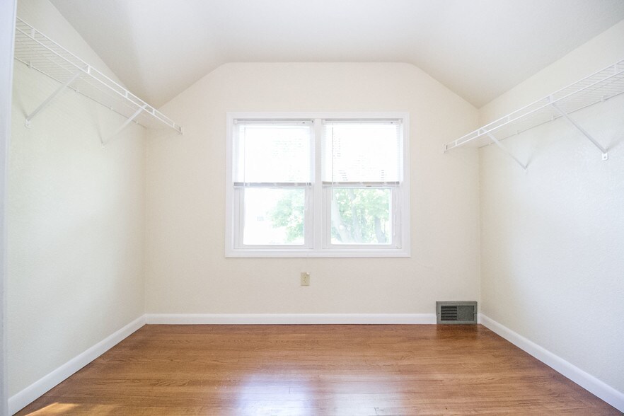 Building Photo - 2943 Escott Ave