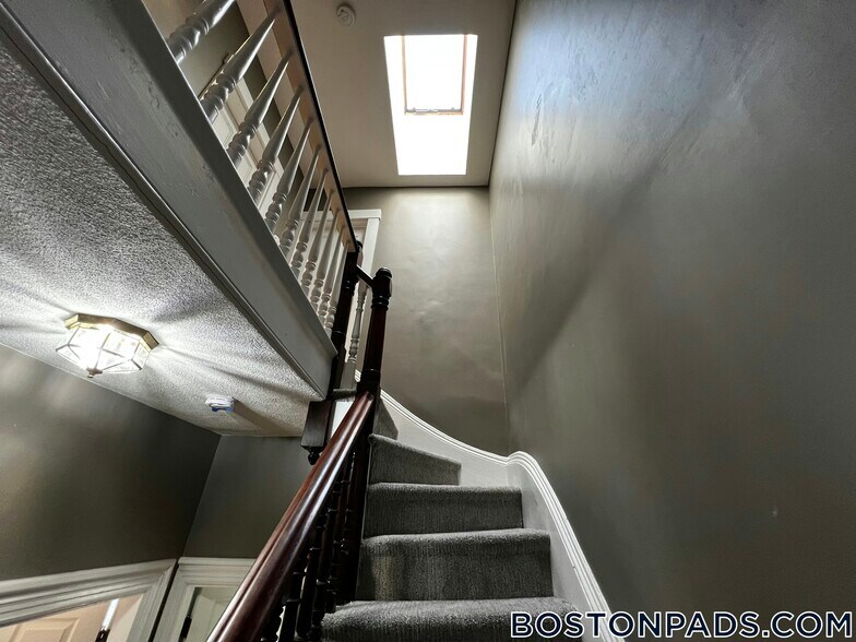 Building Photo - 45 Old Harbor St