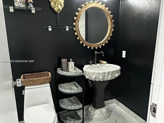 Building Photo - 7601 E Treasure Dr