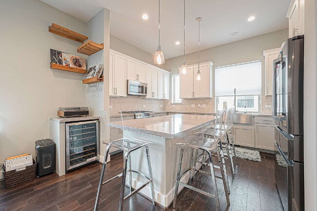 Building Photo - Modern home with 3 bedrooms, 3.5 bathrooms...