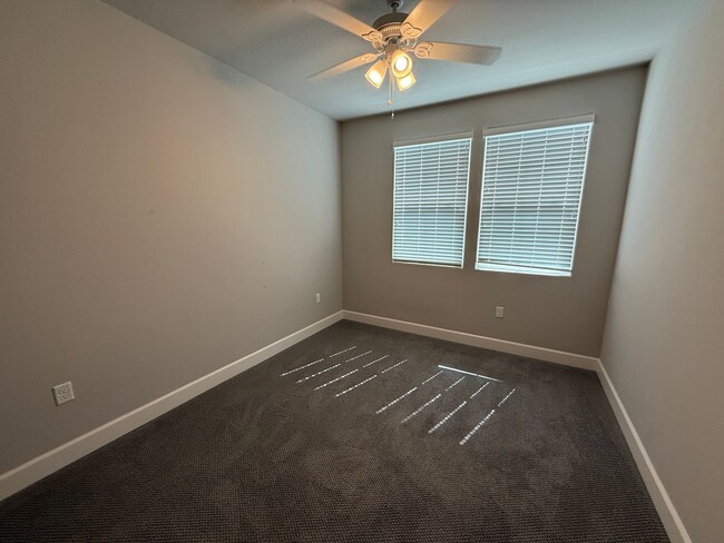 Building Photo - 901 Persimmon Terrace