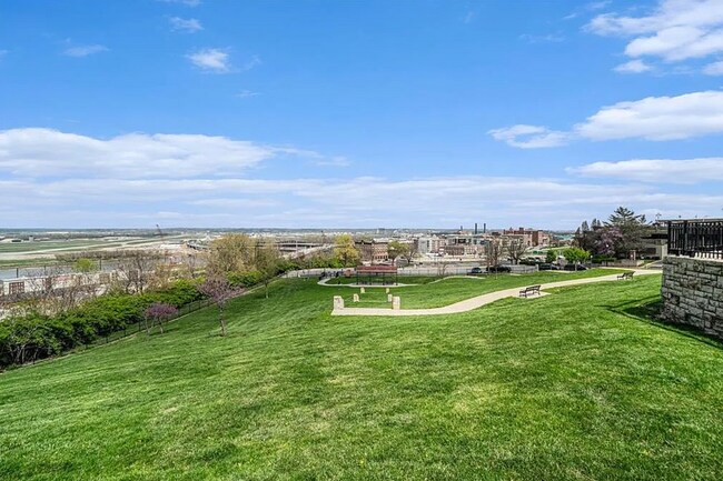 Building Photo - 524 W 10th St