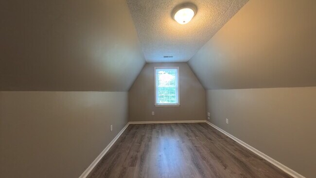 Building Photo - Stunning, Well-Maintained Craftsman Gem