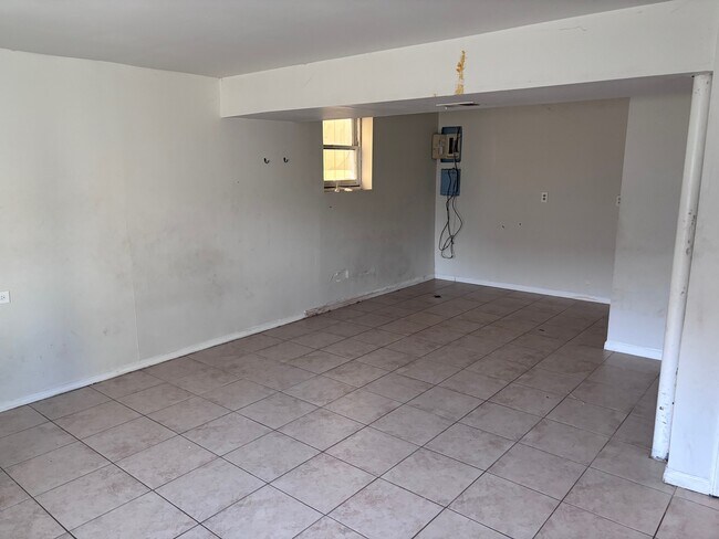 Building Photo - 224 E Heather Terrace