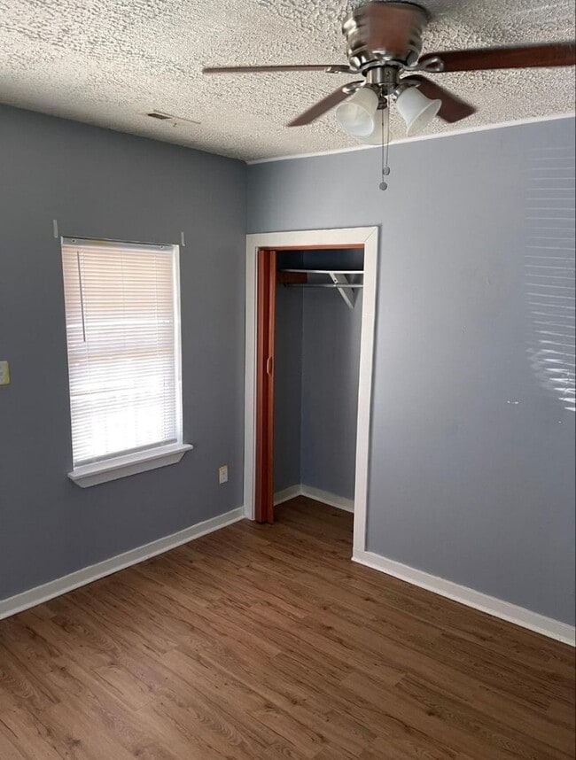 Building Photo - 2 bedroom house on Southside w Laundry HVAC