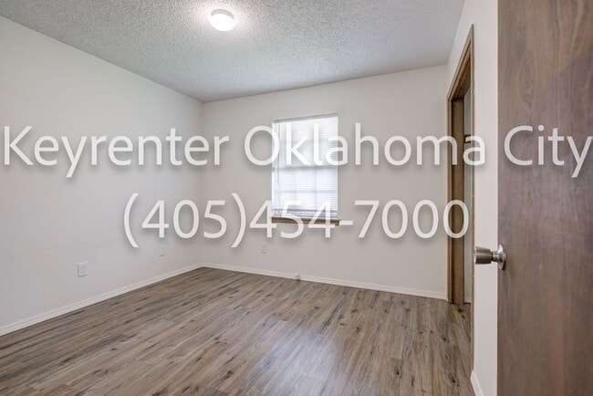 Building Photo - Massive 3BD/2BTH Home Minutes from the Highway.