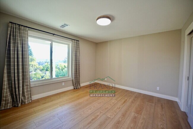 Building Photo - 62 Dunfries Terrace