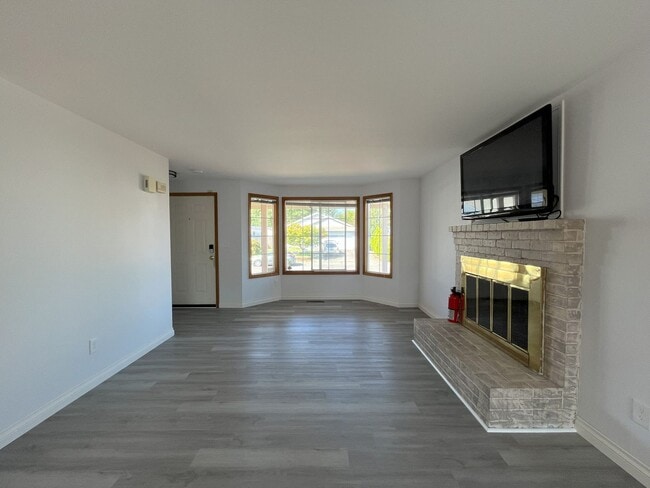 Building Photo - Spacious 4-Bedroom, 2.5-Bathroom Home with...