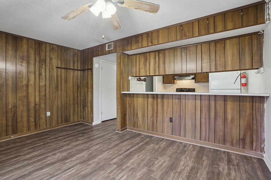 Building Photo - 2124 Stonehenge Ave