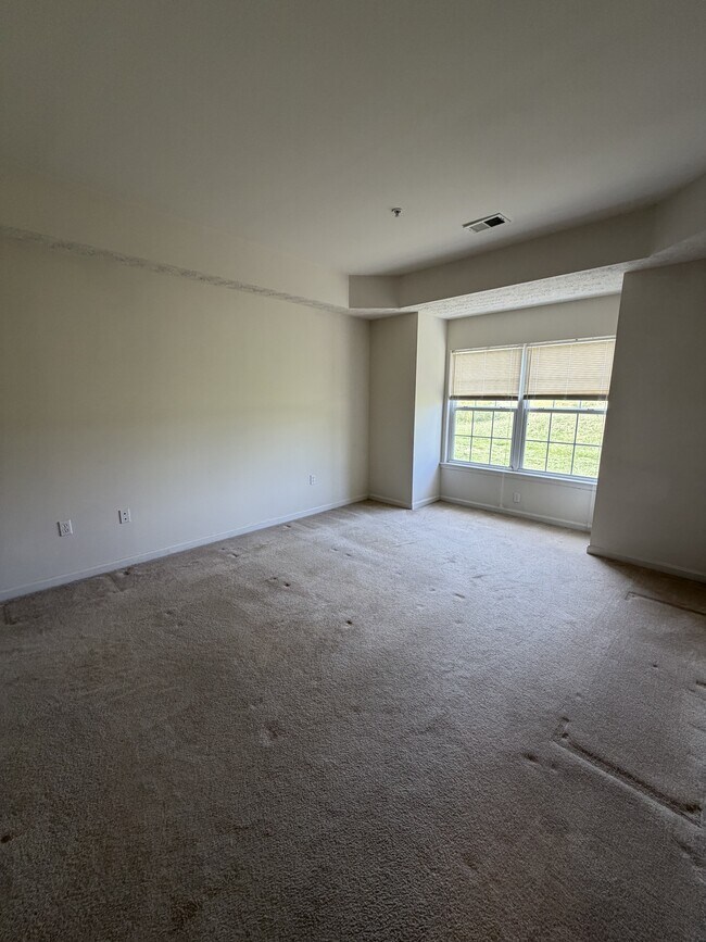 Building Photo - 9008 Executive Club Dr