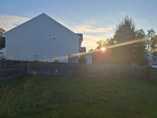 Building Photo - Wonderful Three Bedroom Home in Northeast ...