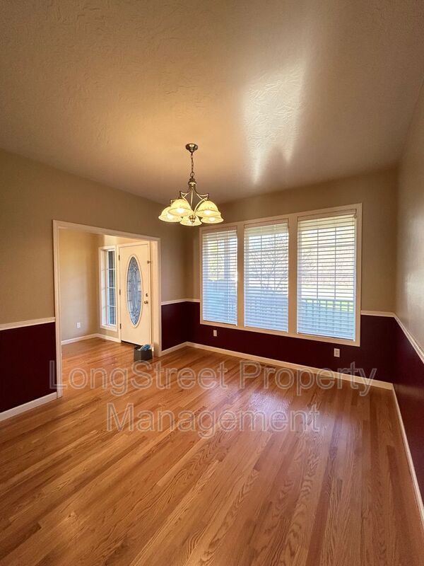 Building Photo - 852 Marilyn Dr