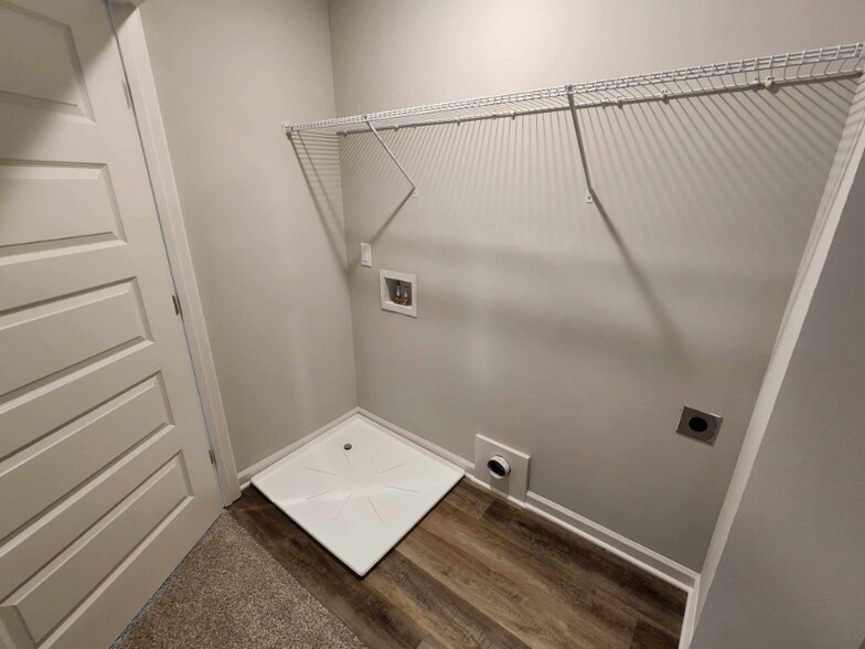 Building Photo - 421 College St