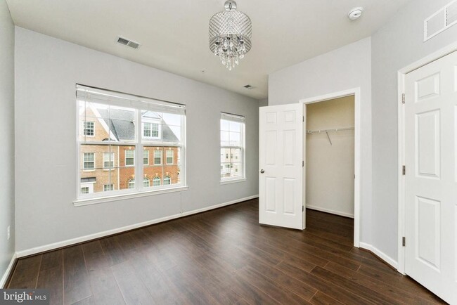 Building Photo - 7203 Silver Thorn Way