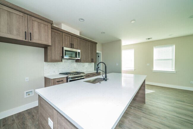 Building Photo - 1618 W Lawndale Dr