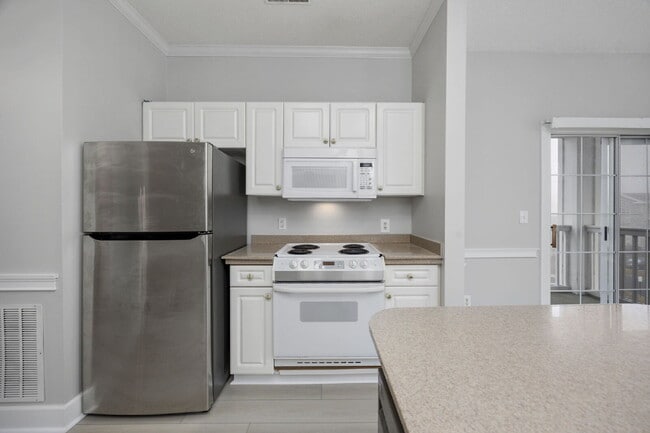 Building Photo - 1 Bedroom Condo in Myrtle Beach with Elevator