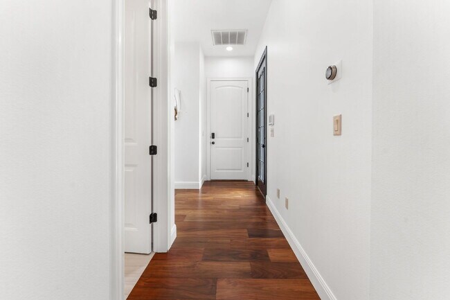 Building Photo - Elevated Executive Living in Lake Forest