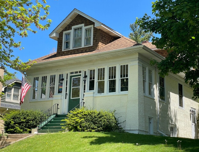 Primary Photo - 549 S Division St