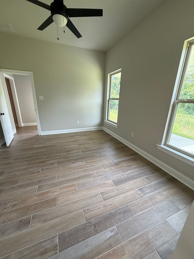 Building Photo - Move in Ready! Beautiful 3 Bedroom and 3 B...