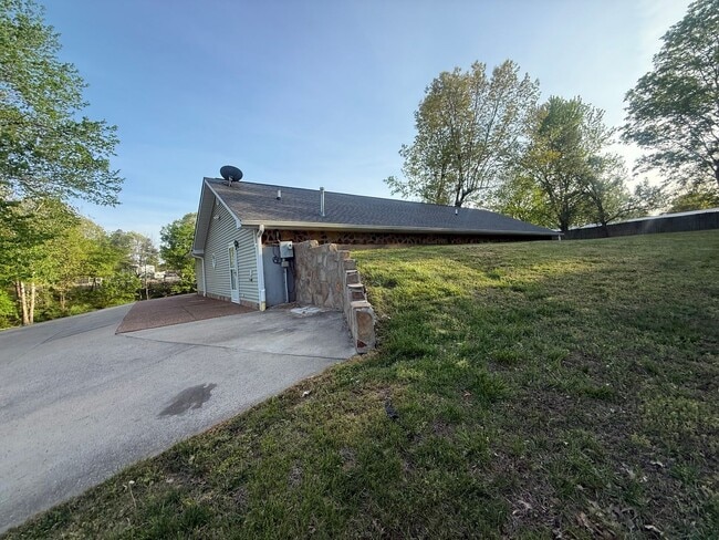 Building Photo - Spacious House in Draffenville